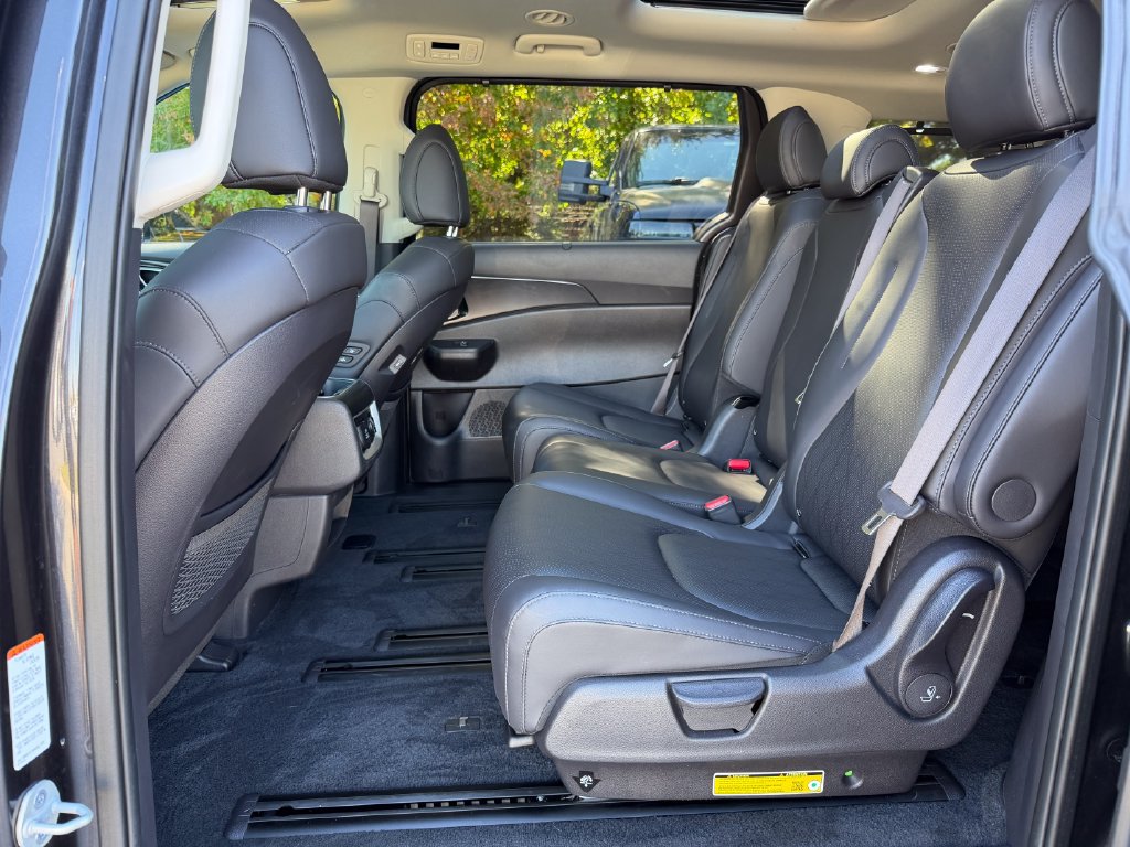 Used 2025 Kia Carnival SX w/ SX Dark Edition Package FWD image 13