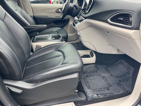 Used 2024 Chrysler Pacifica Touring-L FWD image 29