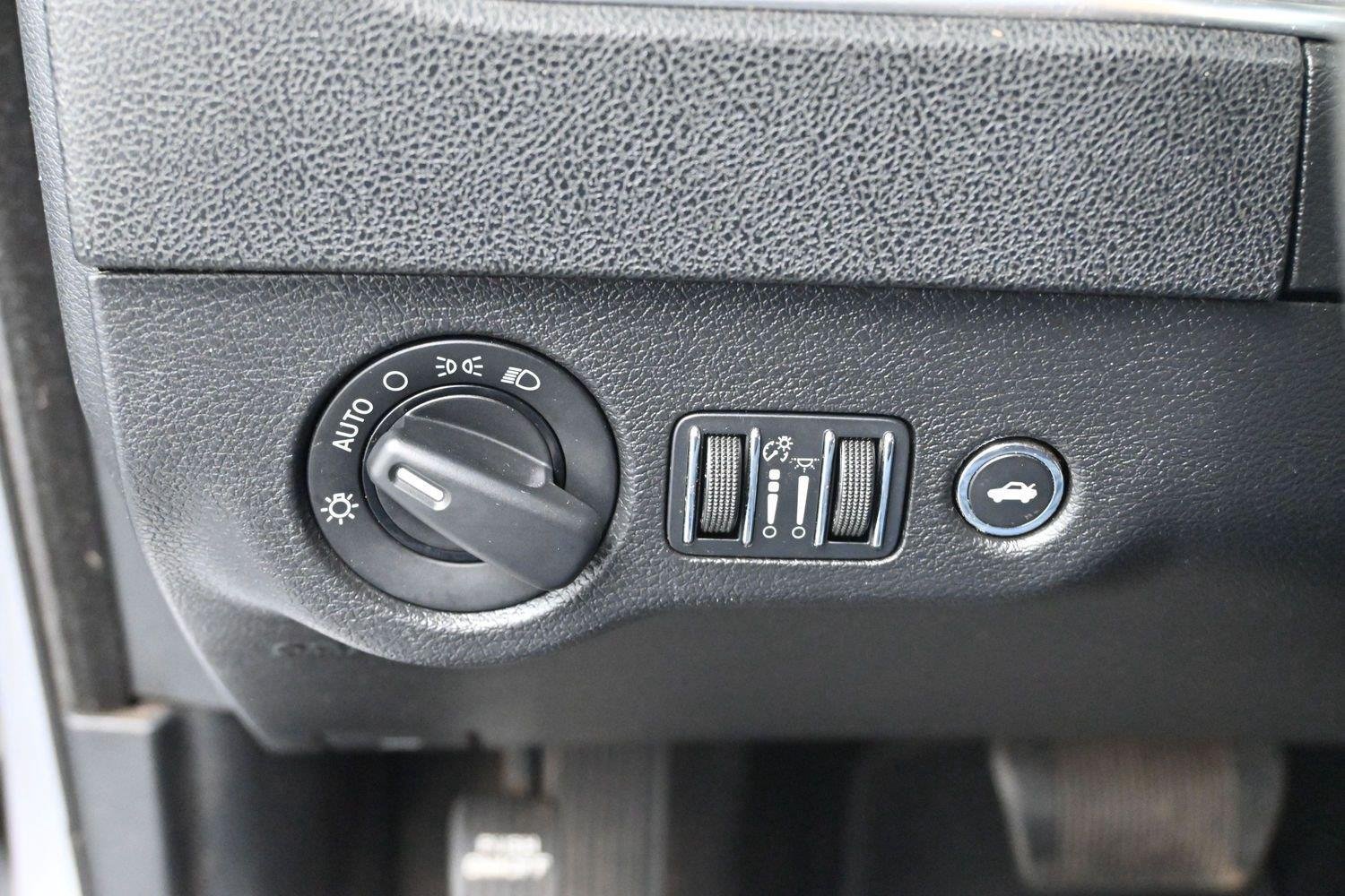 Used 2013 Dodge Charger SE RWD image 23