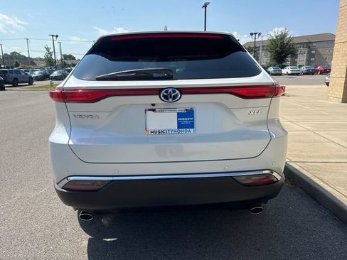 Used 2024 Toyota Venza XLE AWD/4WD image 3