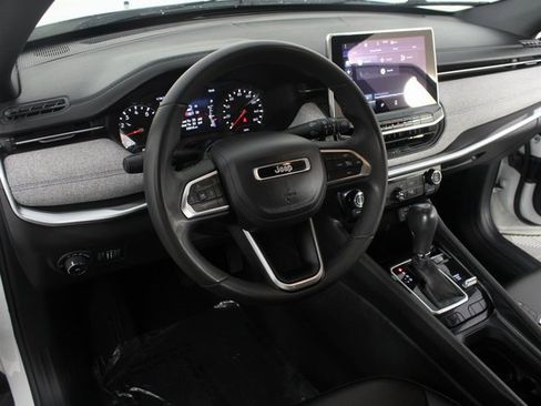 Used 2024 Jeep Compass Latitude image 8