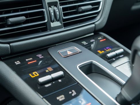 Certified 2025 Porsche Macan image 21