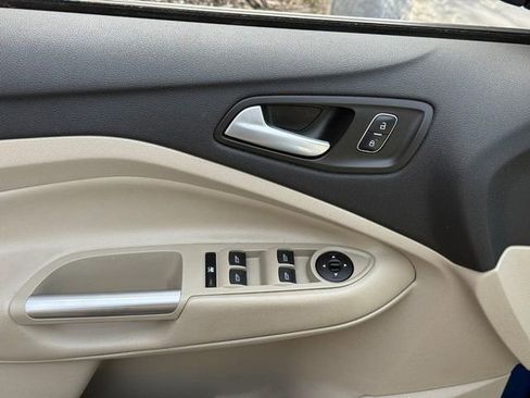 Used 2017 Ford Escape SE image 16