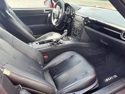 Used 2006 MAZDA MX-5 Miata Grand Touring RWD image 7
