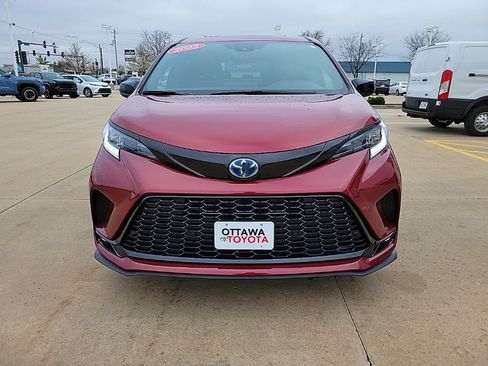 Used 2025 Toyota Sienna XSE FWD image 4