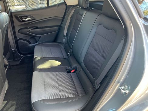 Used 2025 Chevrolet Trax LT image 32