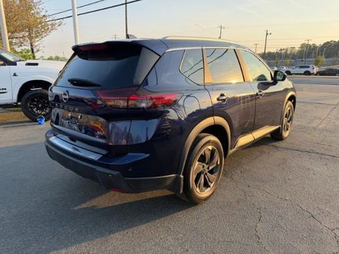 Used 2024 Nissan Rogue SV w/ SV Premium Package image 9