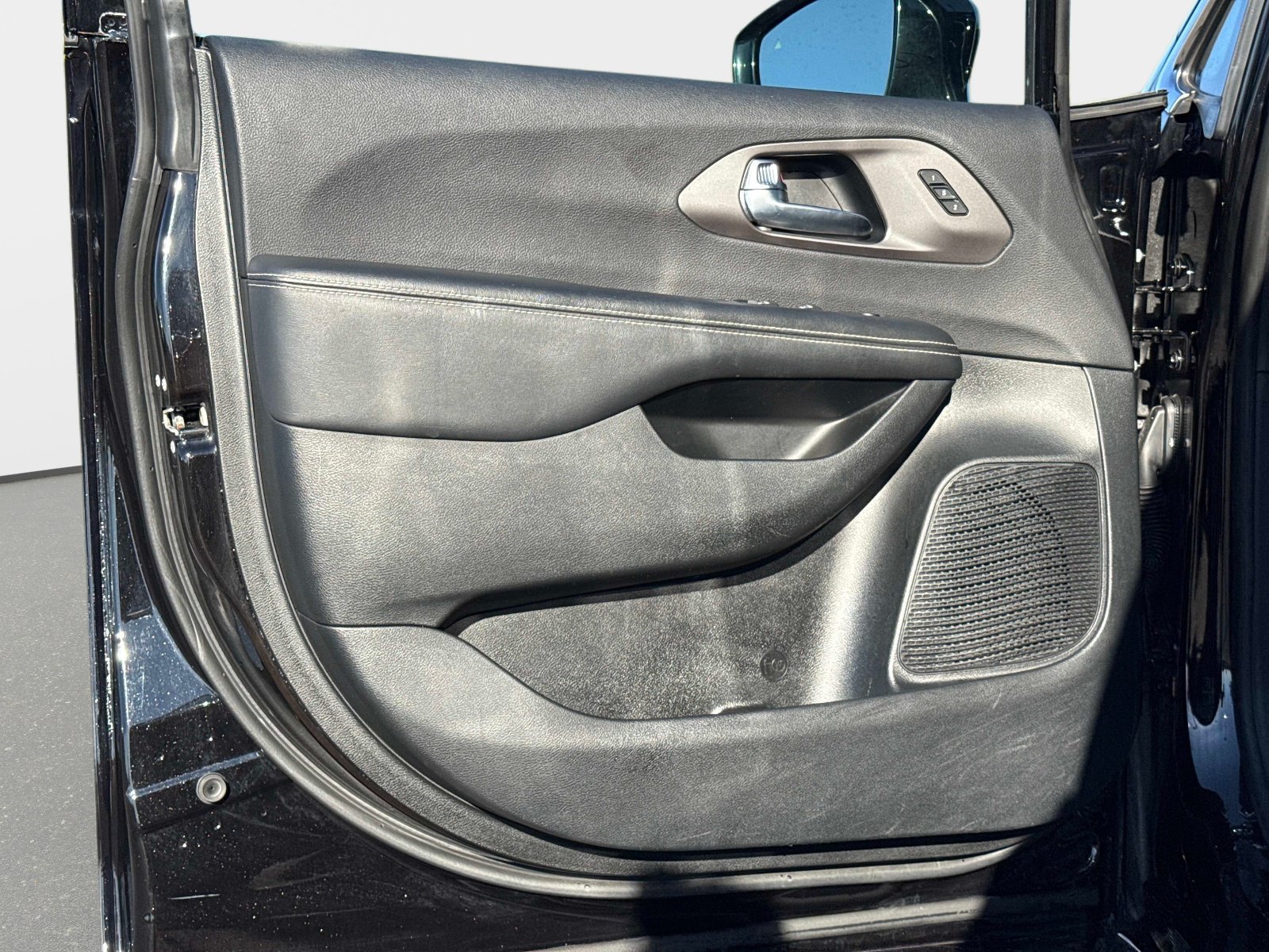 Used 2025 Chrysler Pacifica Select FWD image 18