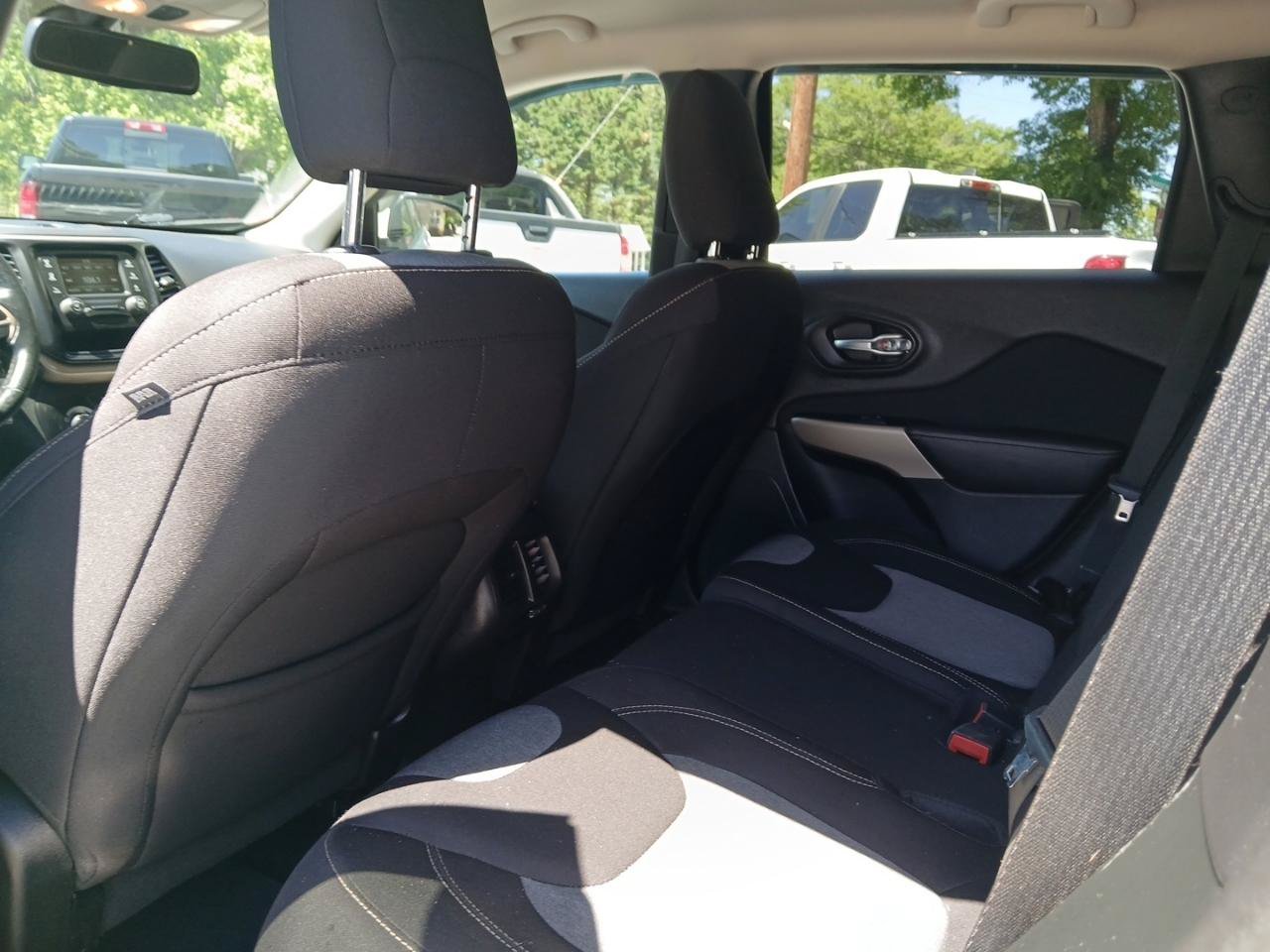 Used 2018 Jeep Cherokee Latitude w/ Altitude Package FWD image 11