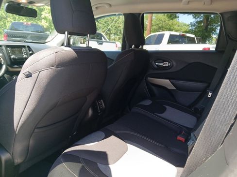 Used 2018 Jeep Cherokee Latitude w/ Altitude Package FWD image 11