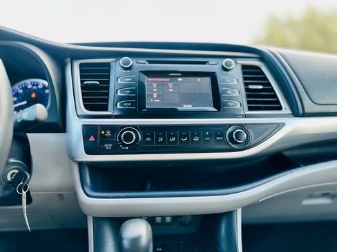 Used 2018 Toyota Highlander LE w/ Carpet Mat Package (TMS) FWD image 13