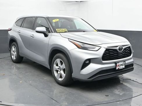 Used 2023 Toyota Highlander LE image 2