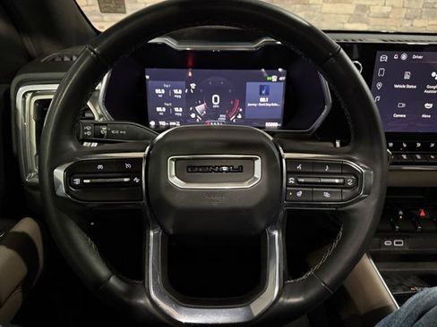 Used 2023 GMC Canyon Denali w/ Denali Black Edition image 17