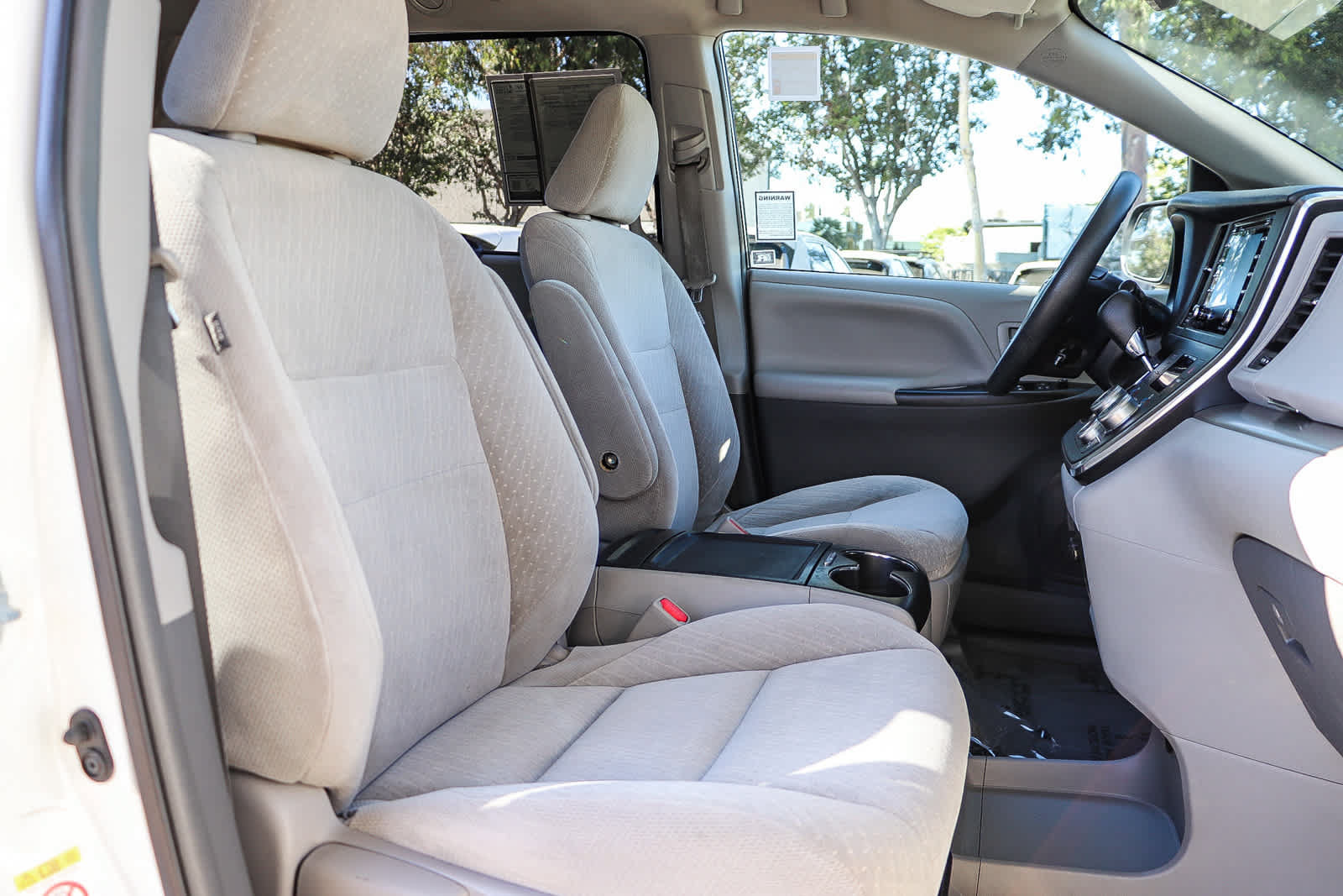 Used 2018 Toyota Sienna LE w/ Carpet Mat Package FWD image 17