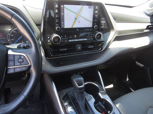 Used 2021 Toyota Highlander Limited AWD/4WD image 19