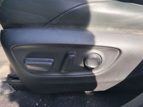 Used 2021 Toyota Venza Limited image 19