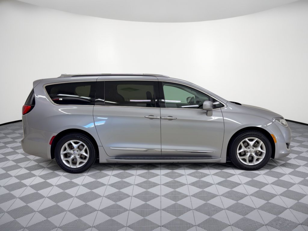 Used 2017 Chrysler Pacifica Touring-L Plus w/ Tire & Wheel Group FWD image 8