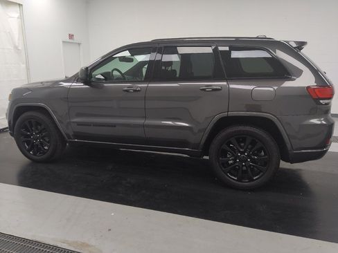 Used 2019 Jeep Grand Cherokee Altitude AWD/4WD image 3