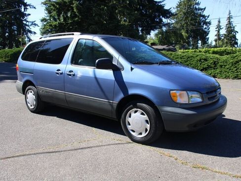 Used 1999 Toyota Sienna LE FWD image 2