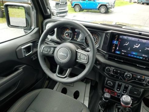 Used 2025 Jeep Wrangler Sport AWD/4WD image 18