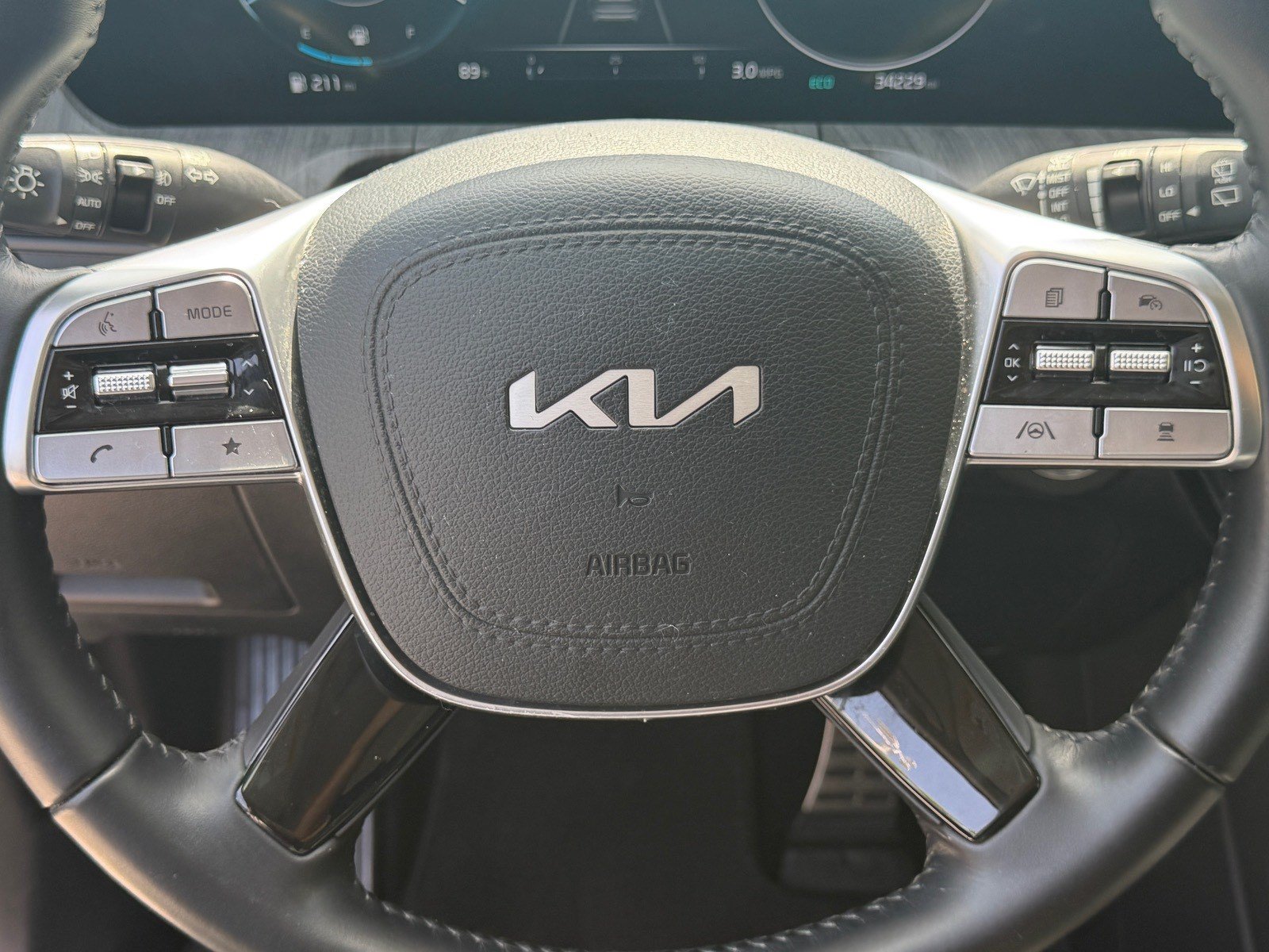 Used 2025 Kia Telluride SX w/ SX Captain's Chair Package FWD image 42