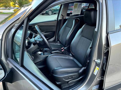 Used 2022 Chevrolet Trax LT w/ LT Convenience Package image 10