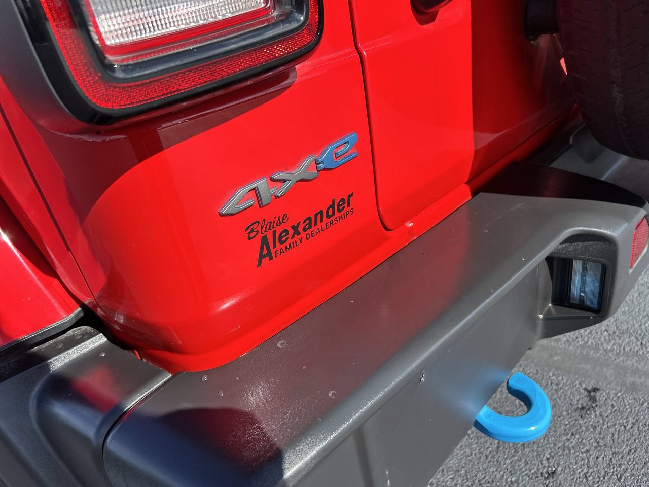 Used 2024 Jeep Wrangler Unlimited w/ Convenience Group AWD/4WD image 10