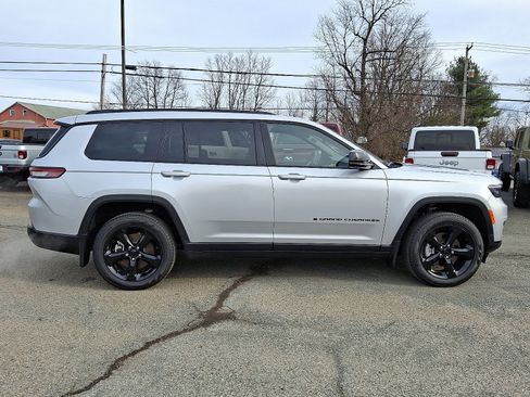 New 2025 Jeep Grand Cherokee L Limited w/ Black Appearance Package image 8