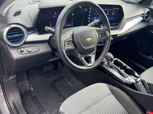 Used 2025 Chevrolet Trax LT w/ LT Convenience Package FWD image 19