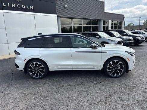 Certified 2024 Lincoln Nautilus Black Label AWD/4WD image 5