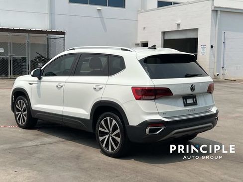 Used 2023 Volkswagen Taos SE w/ Panoramic Sunroof Package FWD image 10