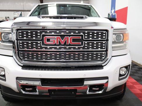Used 2018 GMC Sierra 2500 Denali w/ Duramax Plus Package AWD/4WD image 16