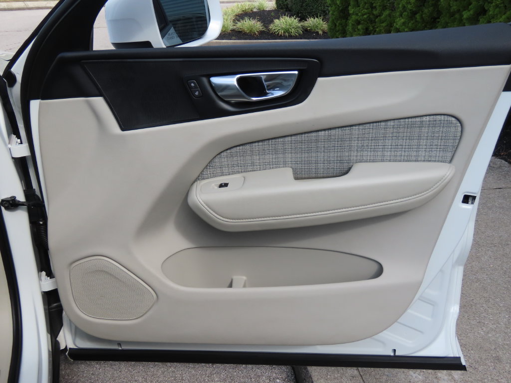 Used 2022 Volvo XC60 B5 Momentum AWD/4WD image 36