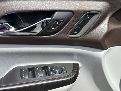 Used 2021 GMC Acadia SLT w/ Premium Package FWD image 11