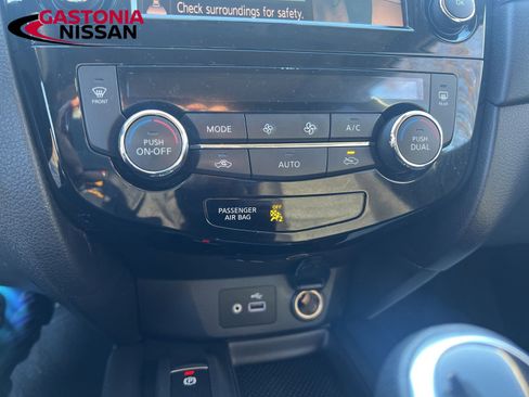 Used 2020 Nissan Rogue SV w/ Sun & Sound Touring Package image 32