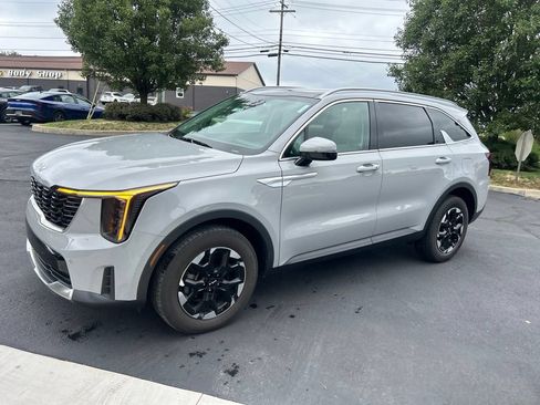 Certified 2024 Kia Sorento S w/ Panoramic Sunroof Package AWD/4WD image 3