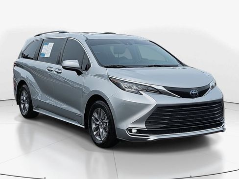 Used 2021 Toyota Sienna XLE image 2