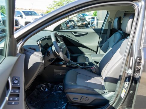 New 2026 Kia Niro EX FWD image 11