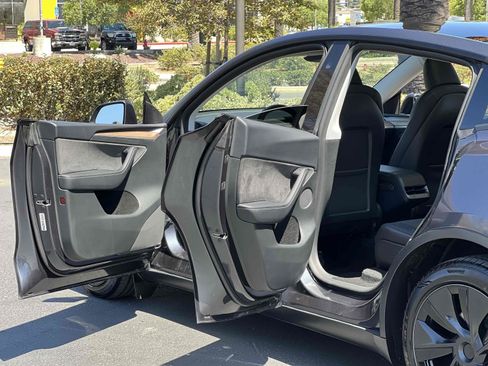 Used 2025 Tesla Model Y Long Range AWD/4WD image 60
