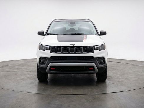 Used 2025 Jeep Compass Trailhawk AWD/4WD image 2