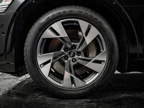 Used 2022 Audi e-tron Premium w/ Convenience Plus Package image 13