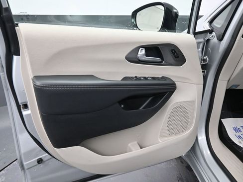 Used 2024 Chrysler Pacifica Select image 27