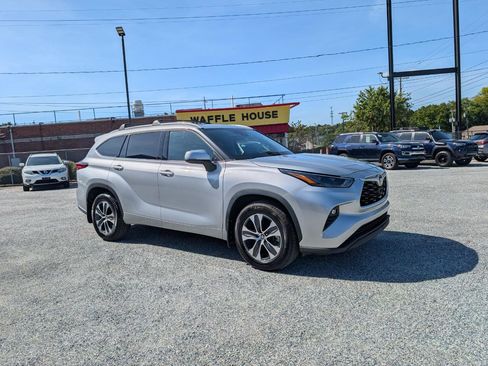 Used 2022 Toyota Highlander XLE AWD/4WD image 3