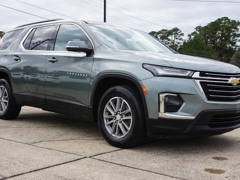 Used 2022 Chevrolet Traverse LT image 2