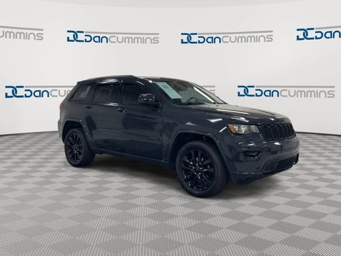 Used 2018 Jeep Grand Cherokee Altitude AWD/4WD image 2