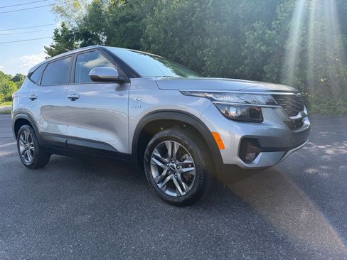Used 2023 Kia Seltos LX AWD/4WD image 2