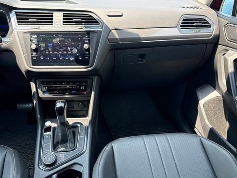 Used 2023 Volkswagen Tiguan SE AWD/4WD image 18