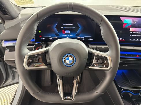Used 2025 BMW i5 eDrive40i w/ Executive Package RWD image 18