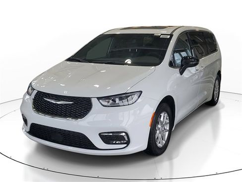 New 2025 Chrysler Pacifica Select image 2