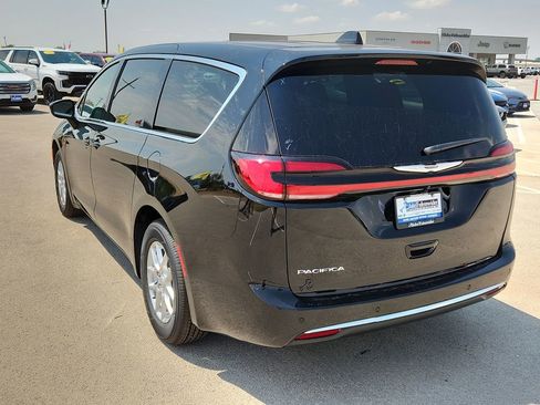 New 2026 Chrysler Pacifica Select image 3